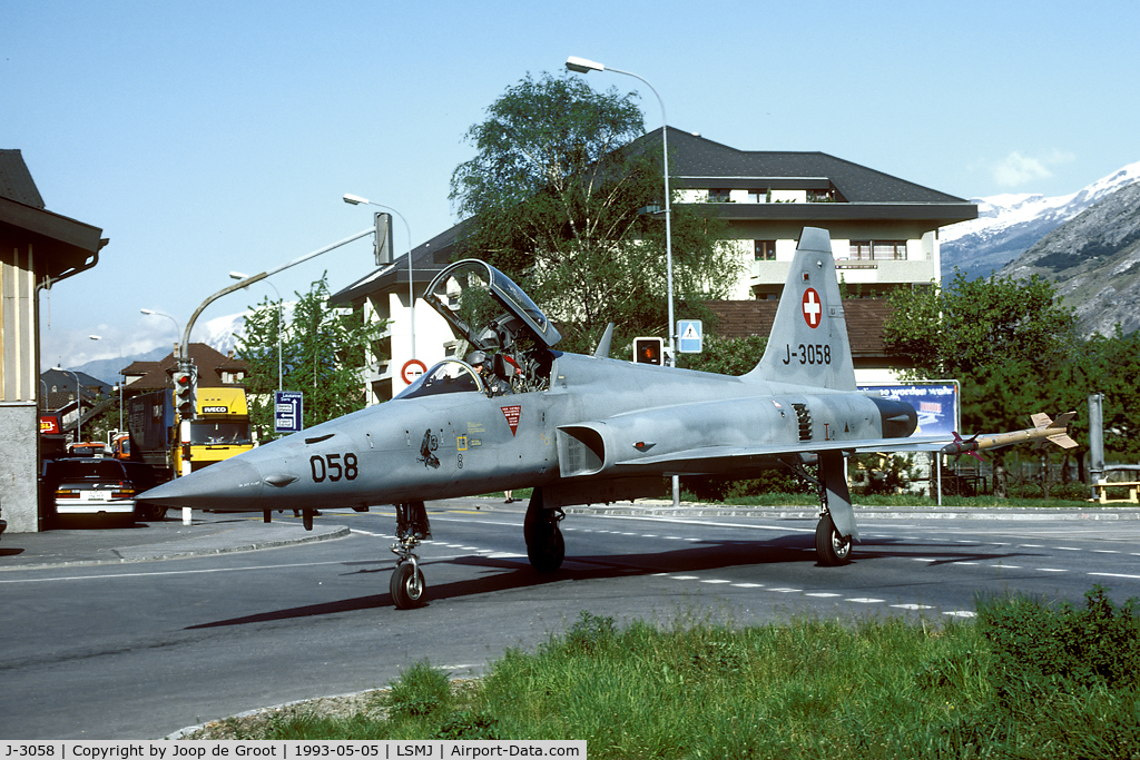 J-3058, Northrop F-5E Tiger II C/N L.1058, Fortunately the traffic lights are red...