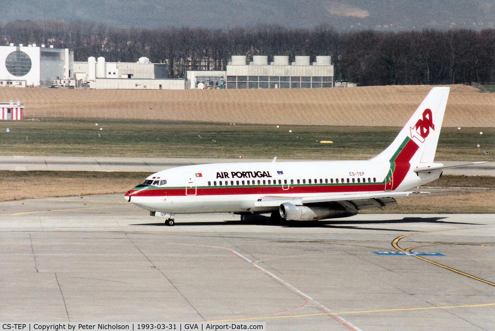 CS-TEP, 1983 Boeing 737-282 C/N 23046, Boeing 737-282 of Air Portugal taxying to the terminal at Geneva in March 1993.