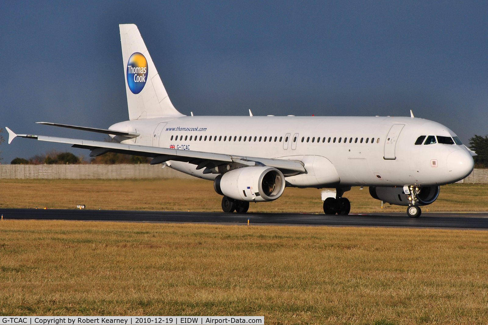 G-TCAC, 2001 Airbus A320-232 C/N 1411, Thomas Cook lining up r/w 10