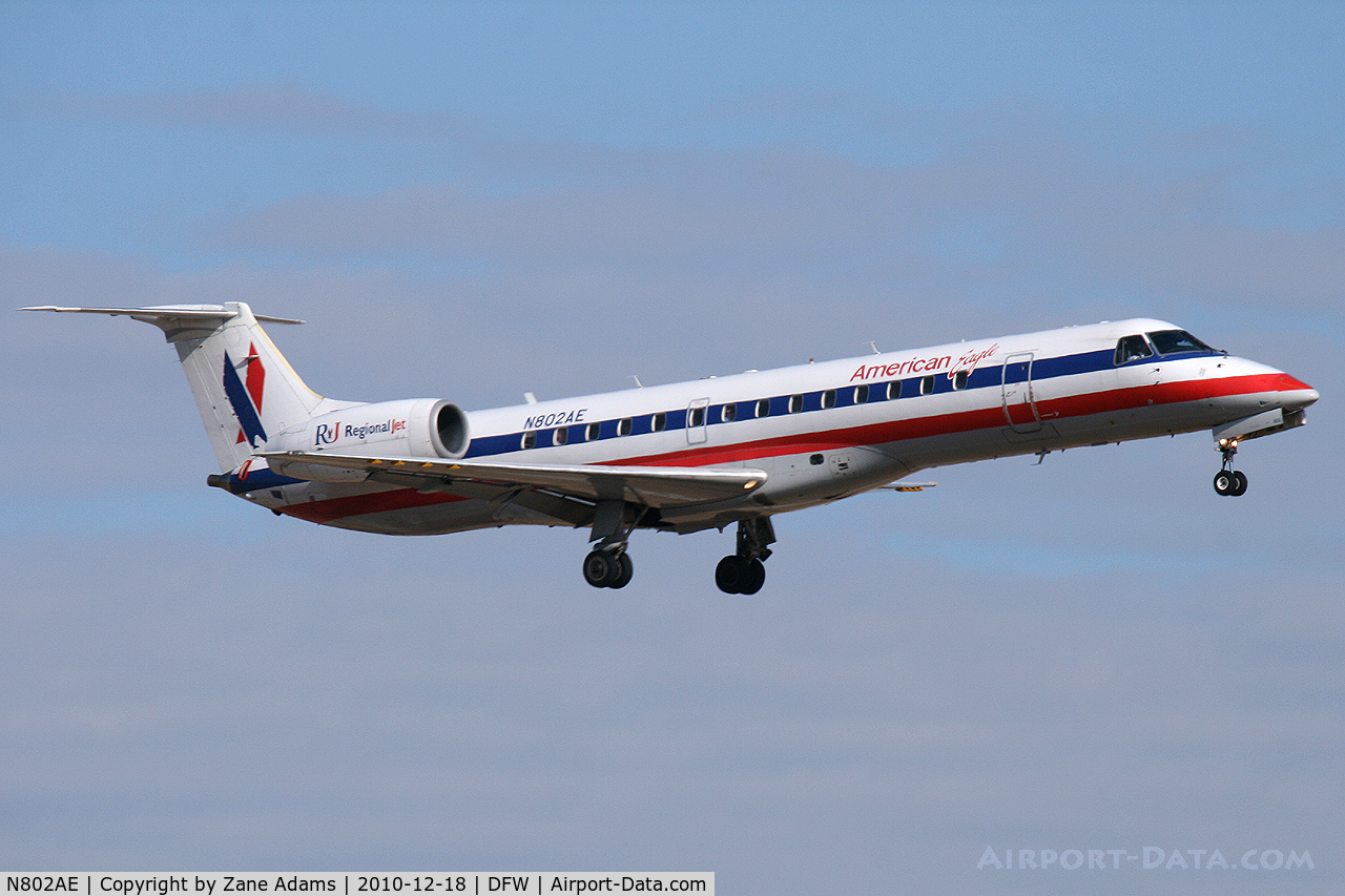 N802AE, 2001 Embraer ERJ-140LR (EMB-135KL) C/N 145471, American Eagle landing at DFW Airport