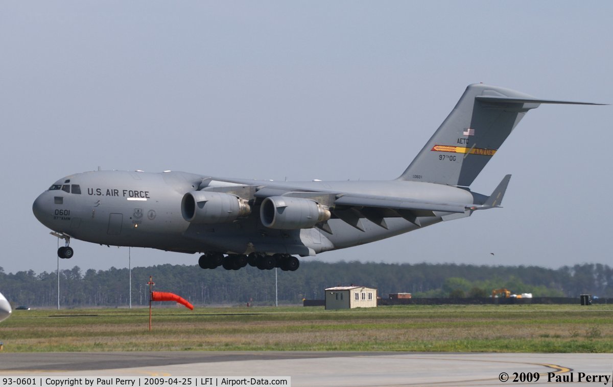 93-0601, 1993 McDonnell Douglas C-17A Globemaster III C/N 50021, Nearing touchdown