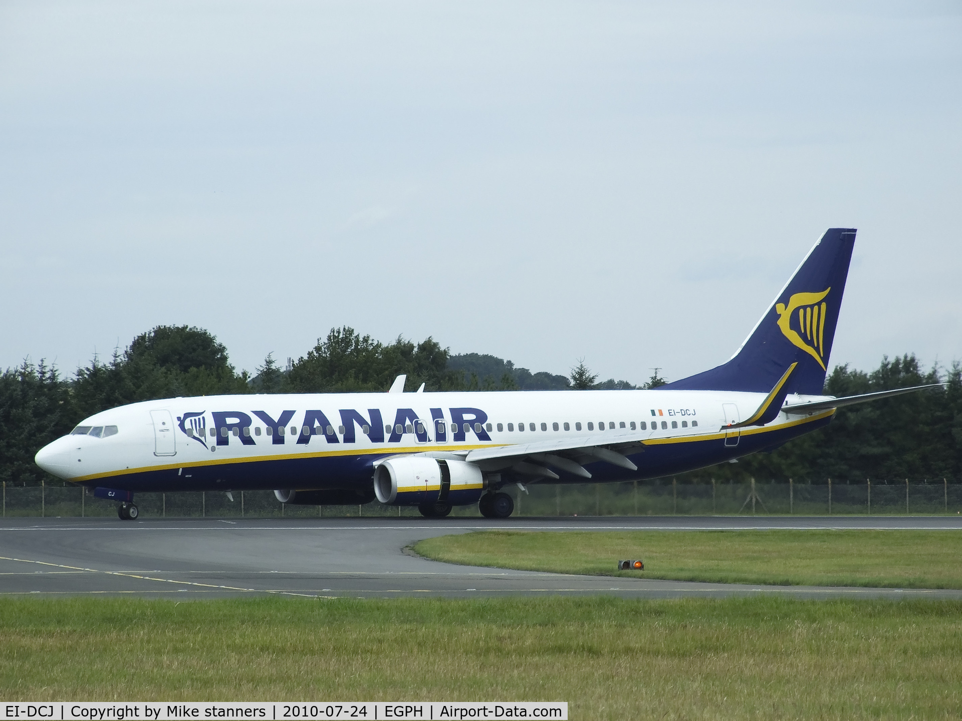 EI-DCJ, 2004 Boeing 737-8AS C/N 33564, Ryanair B737-800 arrives on runway 24 at EDI