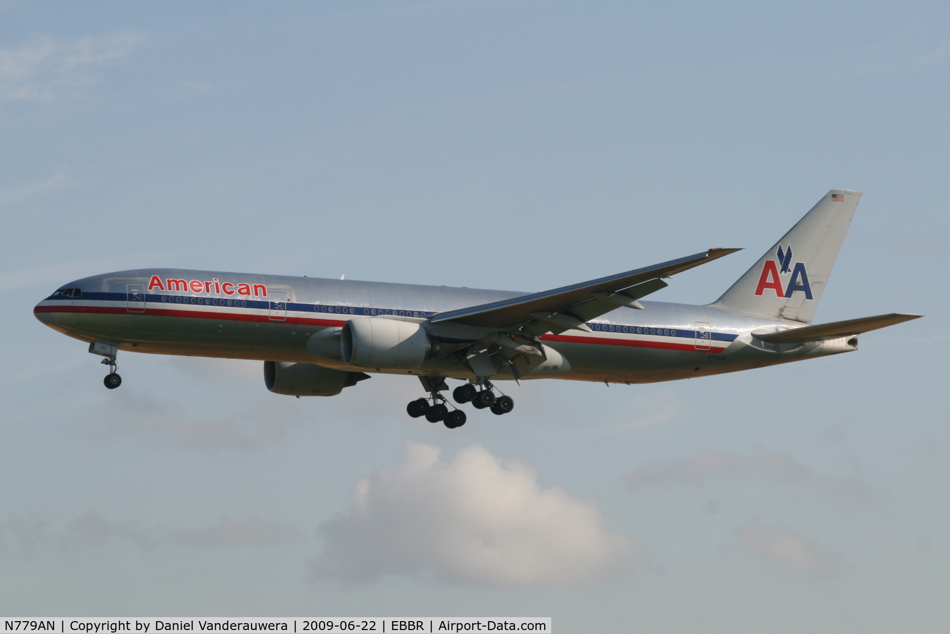 N779AN, 1999 Boeing 777-223 C/N 29955, Arrival of flight AA088 to RWY 25L