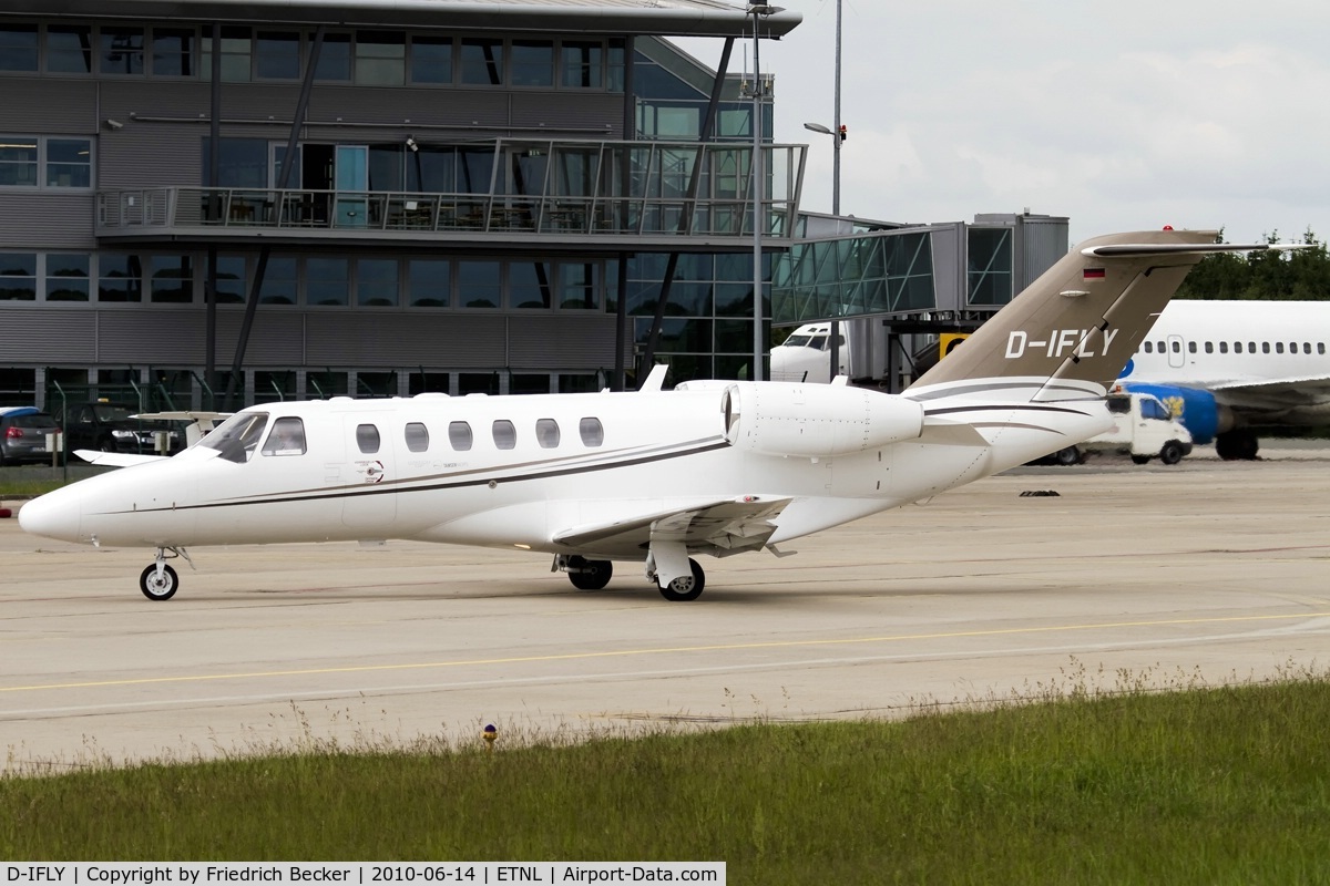 D-IFLY, 2006 Cessna 525A Citation CJ2+ C/N 525A-0330, taxying to the gate