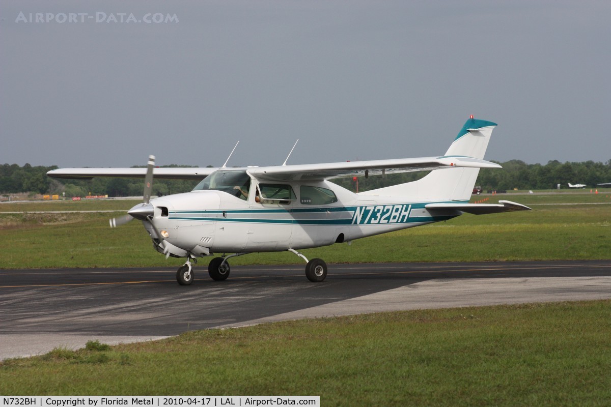 N732BH, 1976 Cessna 210L Centurion C/N 21061383, C210L