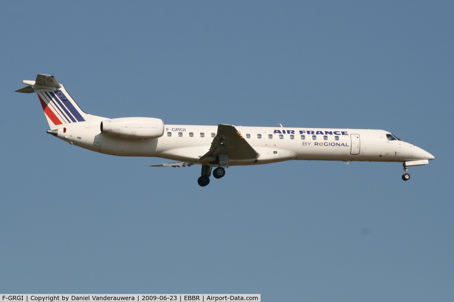 F-GRGI, 1999 Embraer EMB-145EU (ERJ-145EU) C/N 145152, Flight AF5402 is descending to RWY 02