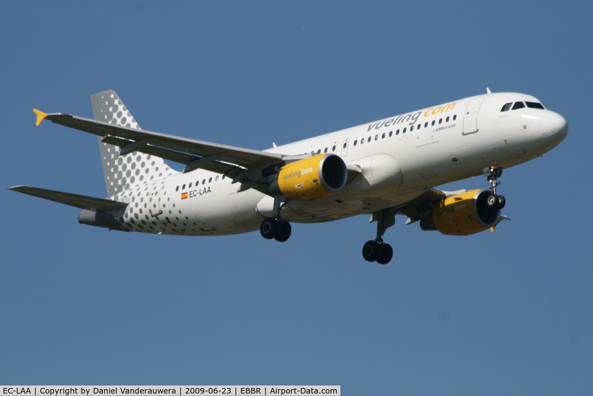 EC-LAA, 2006 Airbus A320-214 C/N 2678, Arrival of flight VY7060 to RWY 02