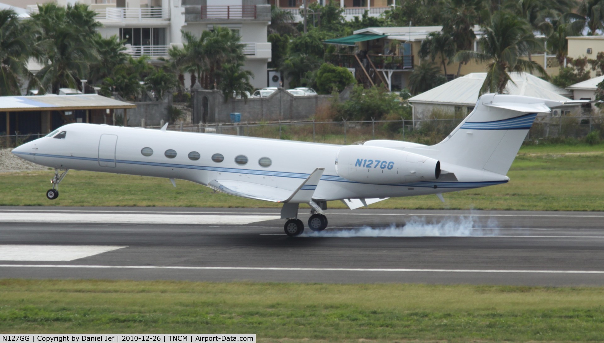 N127GG, 1997 Gulfstream Aerospace G-V C/N 534, N127GG landing at TNCM