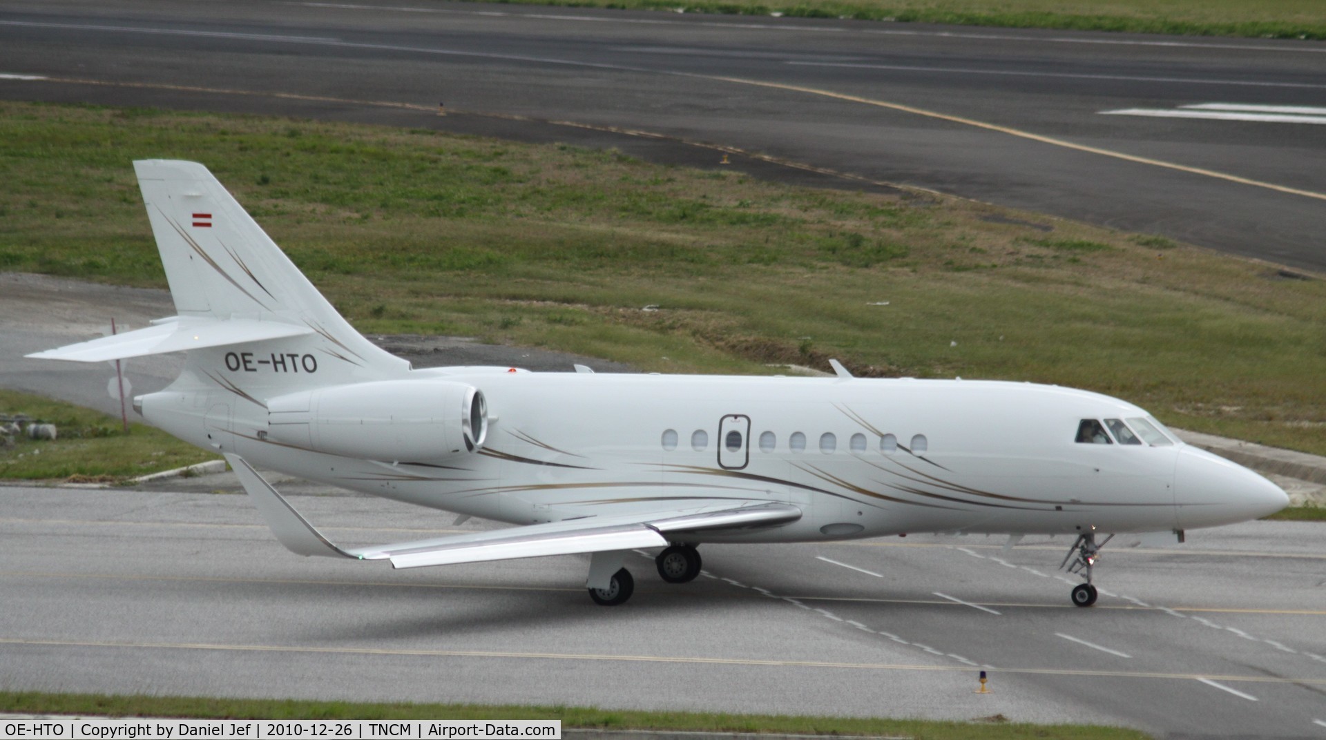 OE-HTO, 2009 Dassault Falcon 2000EX C/N 199, oe-hto taxing to  depart TNCM
