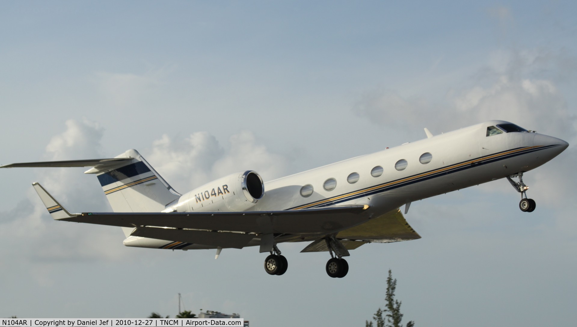 N104AR, 1998 Gulfstream Aerospace G-IV C/N 1346, N104AR departing TNCM