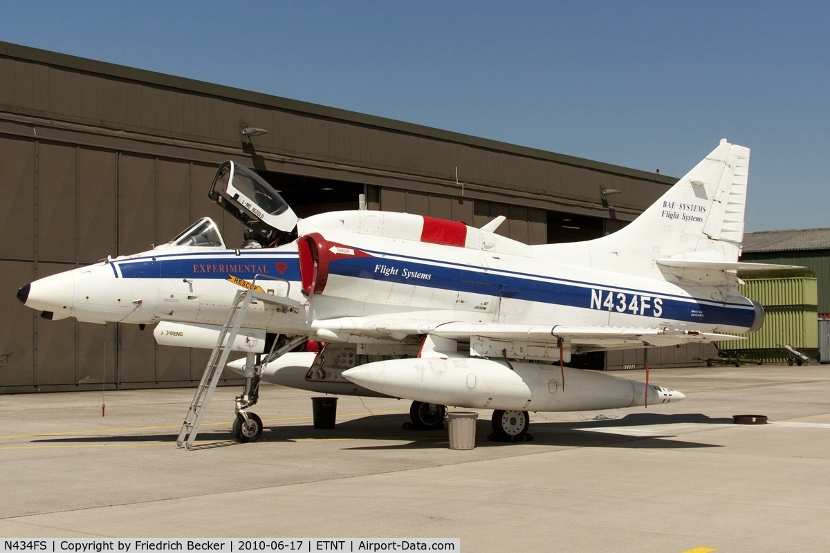 N434FS, 1972 Douglas A-4N Skyhawk C/N 14514, flightline at Wittmund