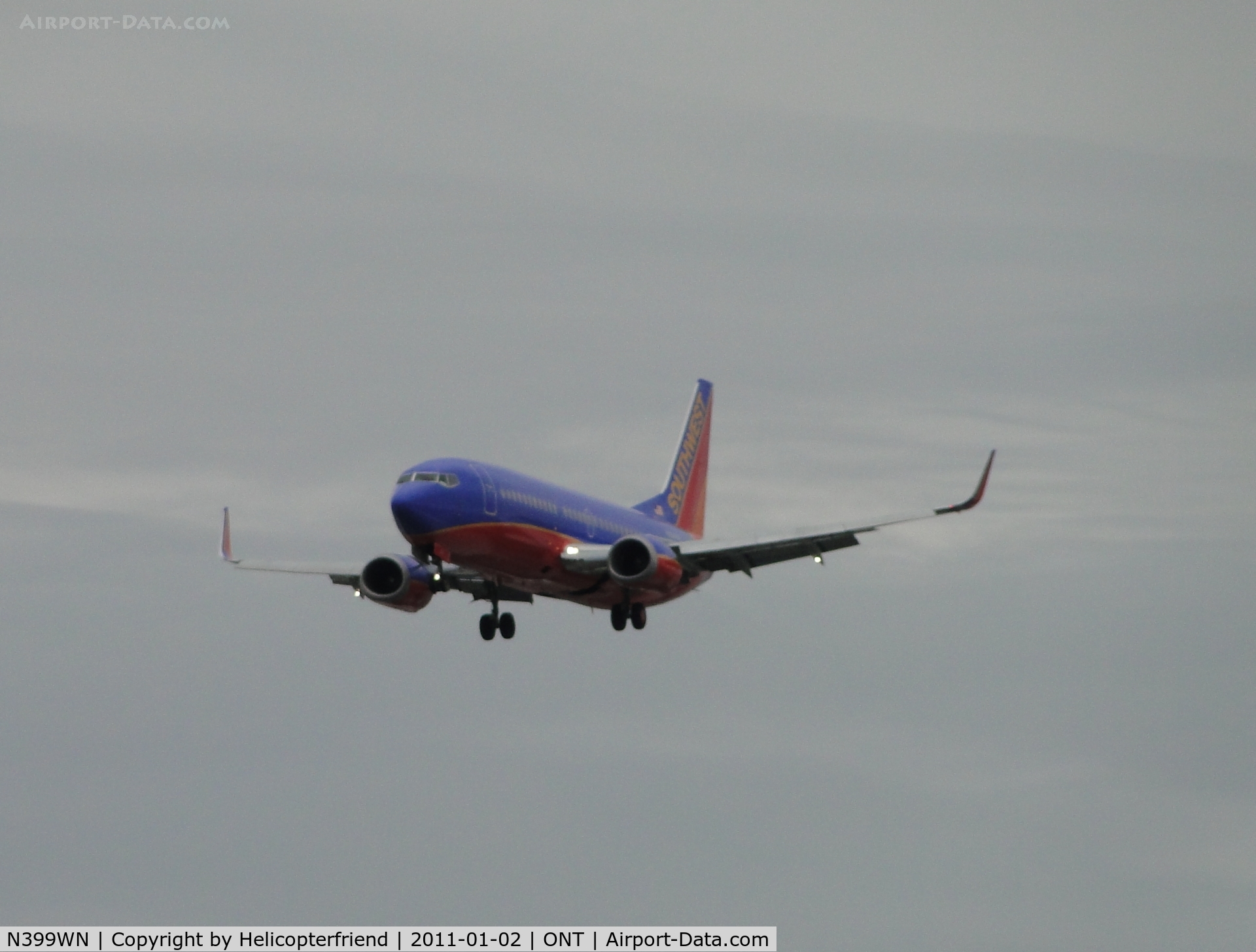 N399WN, 1995 Boeing 737-3H4 C/N 27693, All lights on and on final to runway 26R on a cold drizzly day