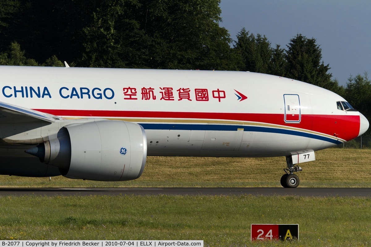 B-2077, 2010 Boeing 777-F6N C/N 37713, line up