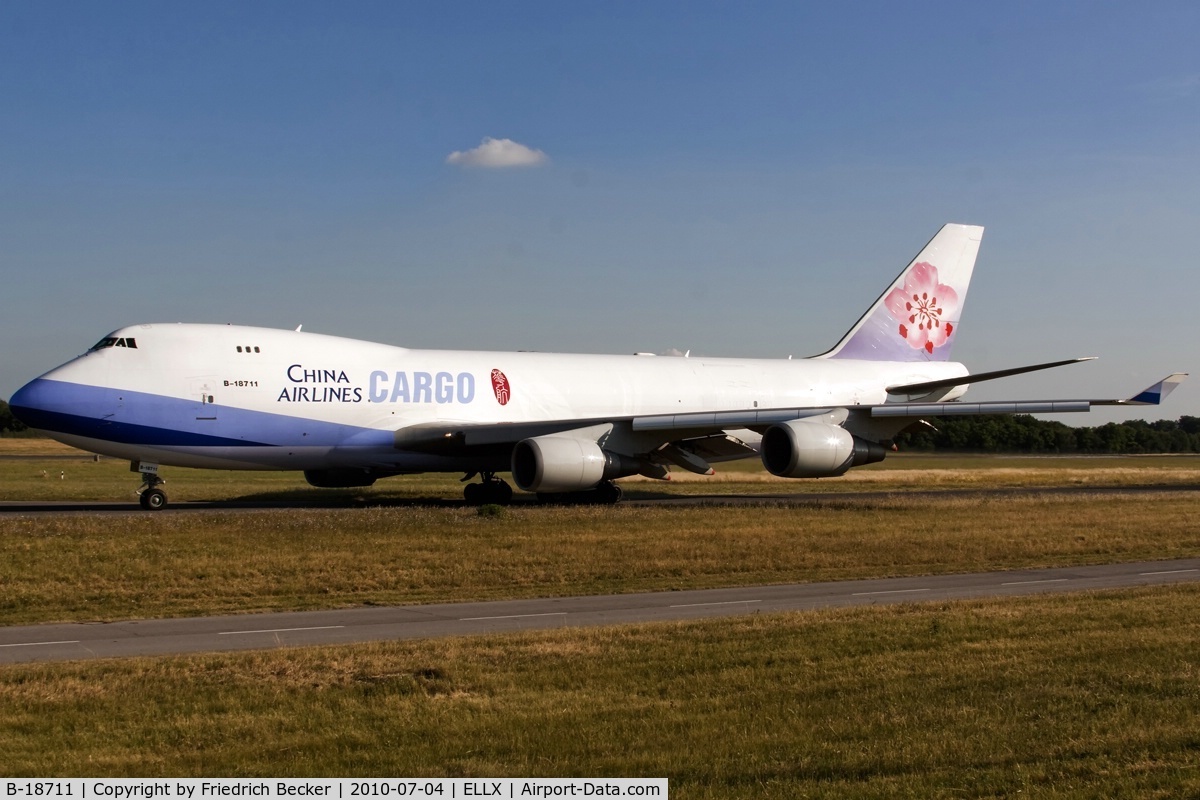 B-18711, 2002 Boeing 747-409F/SCD C/N 30768, taxying to the active
