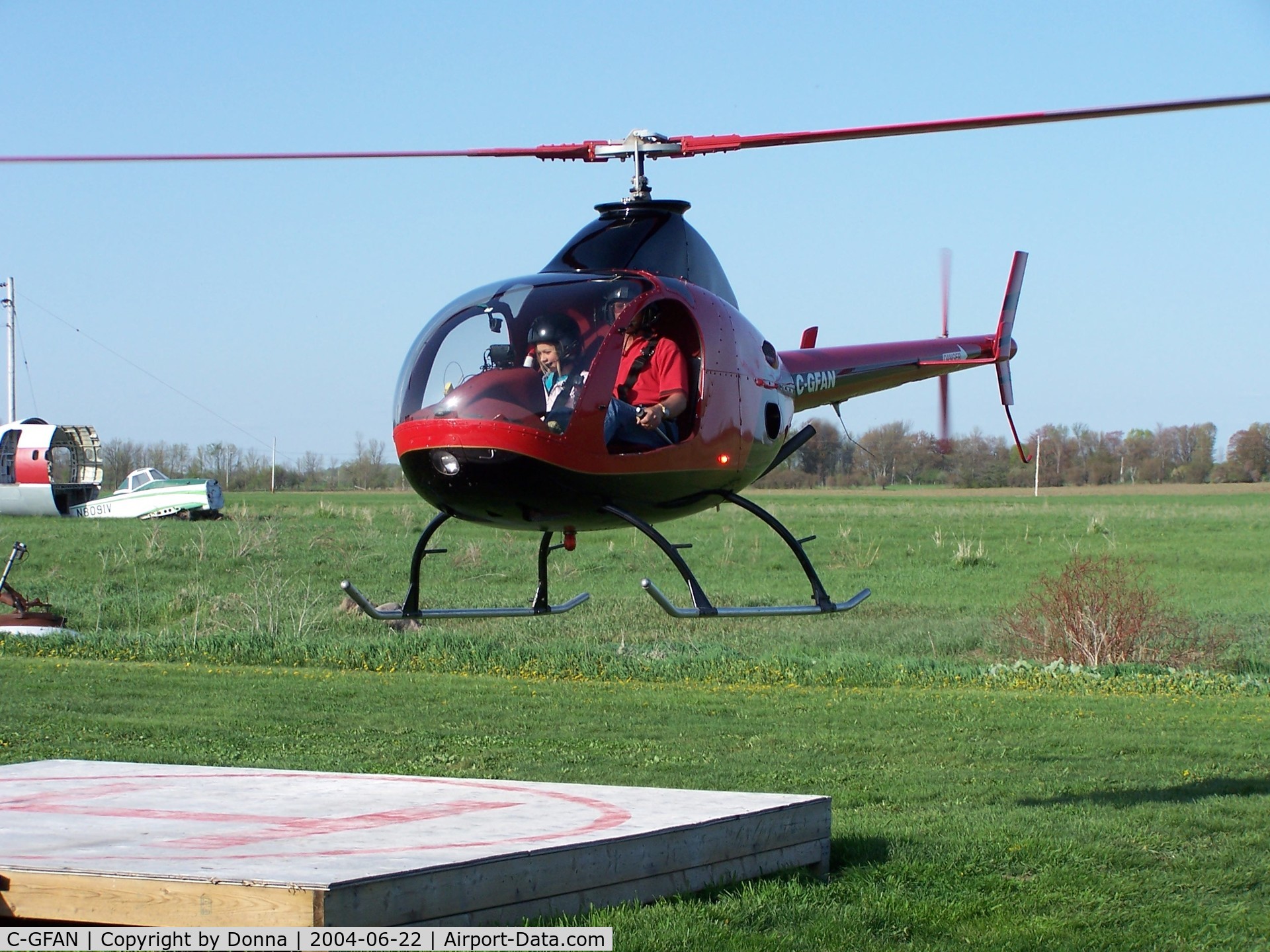 C-GFAN, 2000 Rotorway Exec 162F C/N 6130, C-GFAN landing on it's pad in Brechin, Ontario