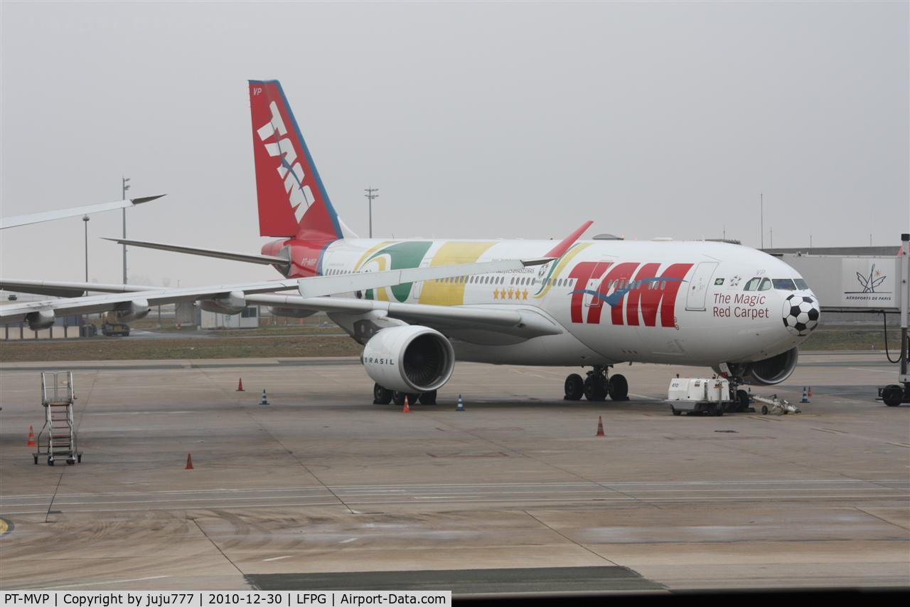 PT-MVP, 2008 Airbus A330-223 C/N 961, with spécial foot paint