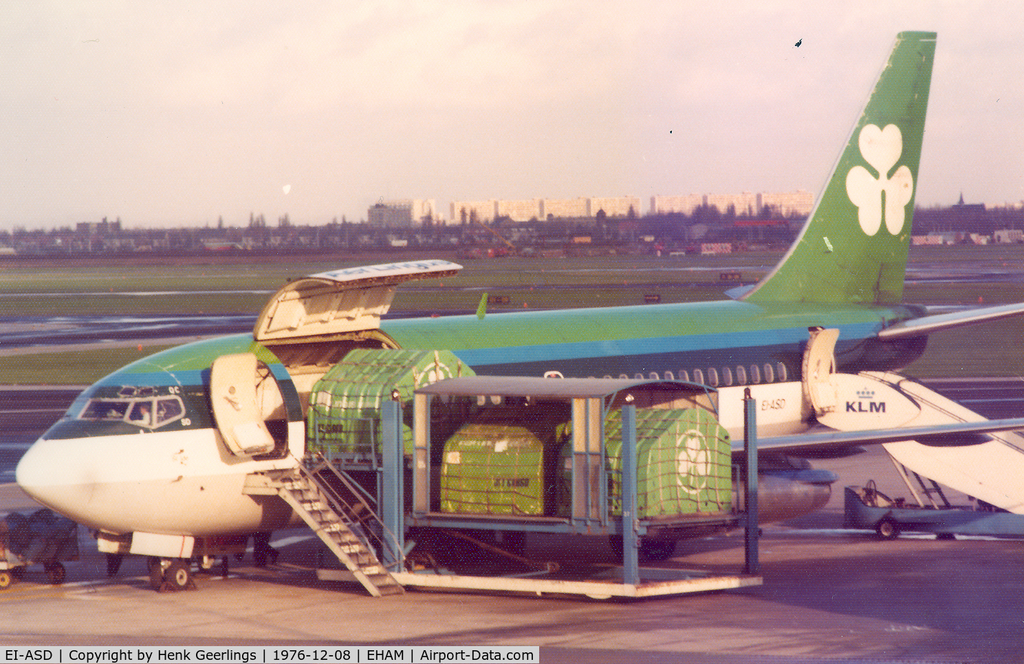EI-ASD, 1969 Boeing 737-248C C/N 20219, Aer Lingus . Loading Cargo for the flt to DUB , 1976