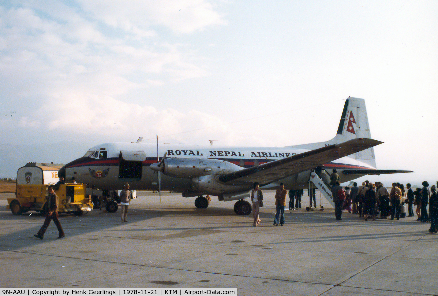 9N-AAU, 1969 Hawker Siddeley HS.748 Series 2A C/N 1671, Boarding for flight to Delhi , Nov 1978