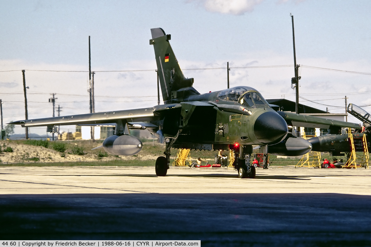 44 60, Panavia Tornado IDS C/N 404/GS117/4160, taxying to the active