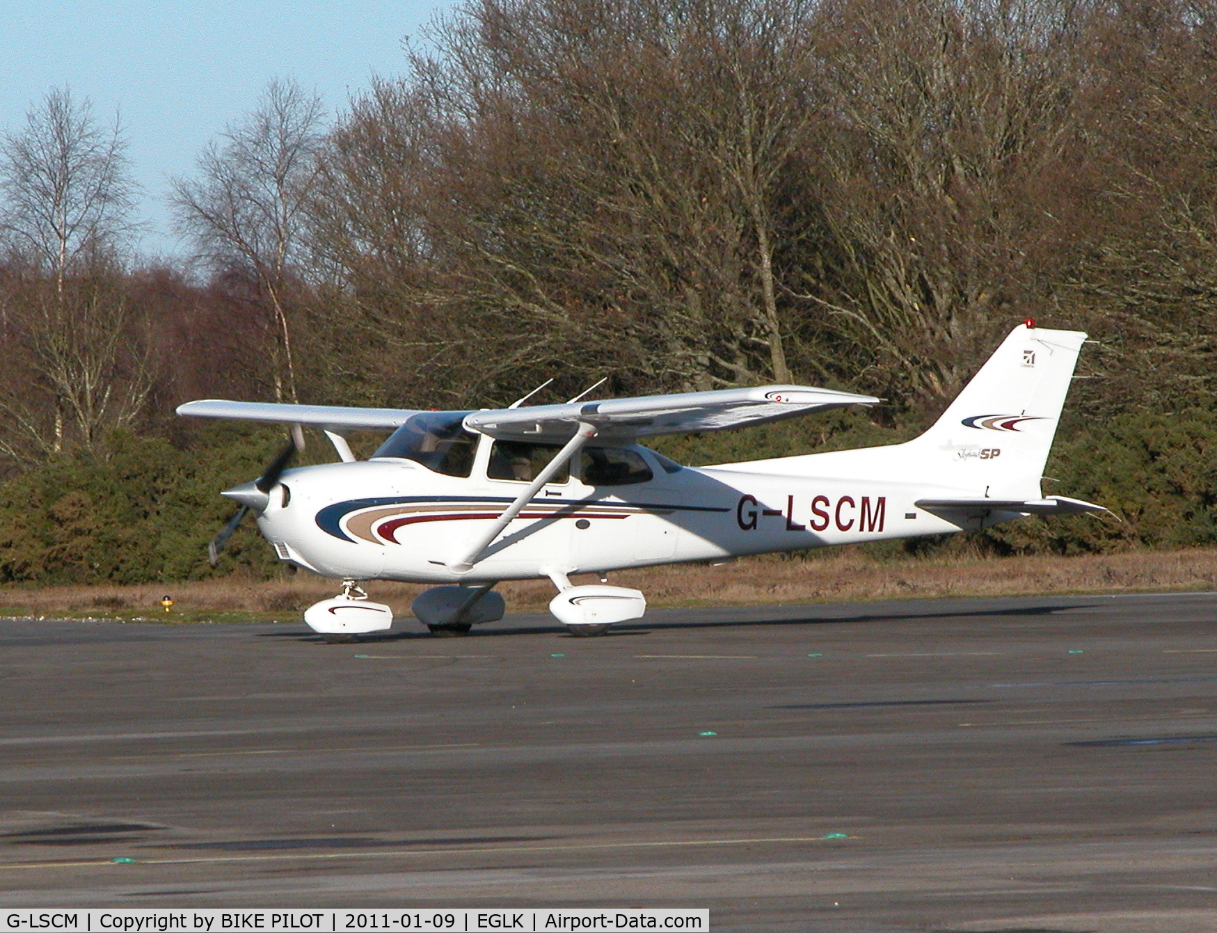 G-LSCM, 2000 Cessna 172S Skyhawk SP C/N 172S-8445, Visiting 172S running up