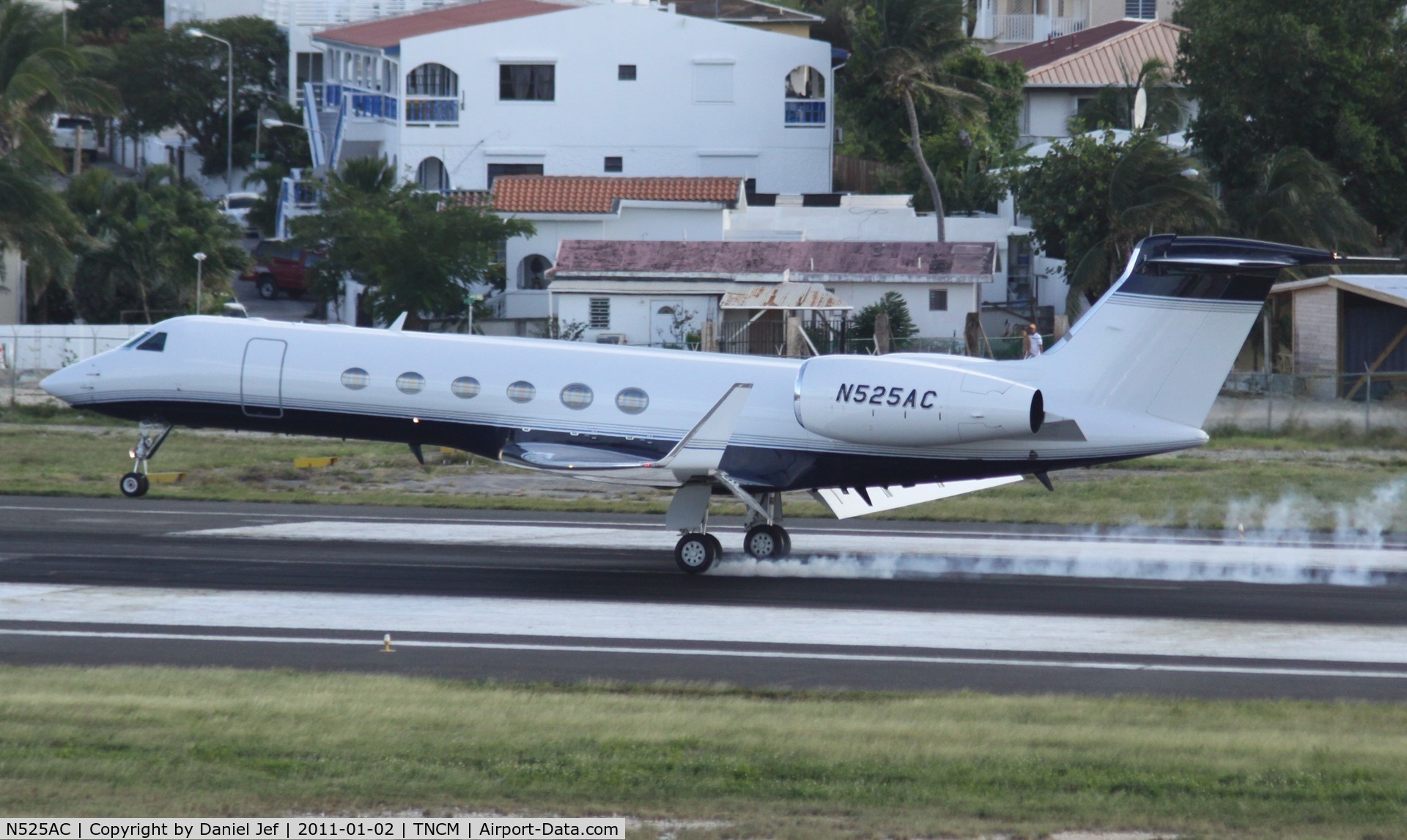 N525AC, 2002 Gulfstream Aerospace G-V C/N 691, N525AC landing at tNCM