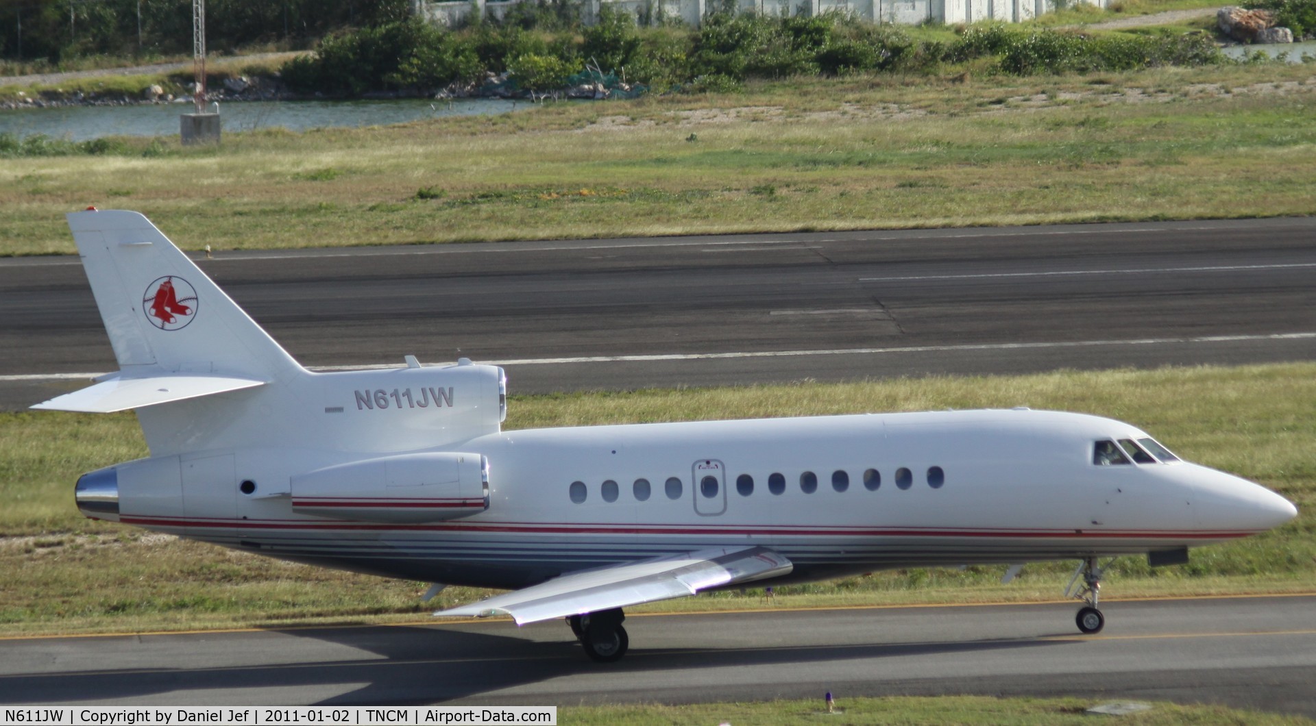 N611JW, 1996 Dassault Falcon 900 C/N 162, N611JW taxing for take off at TNCM