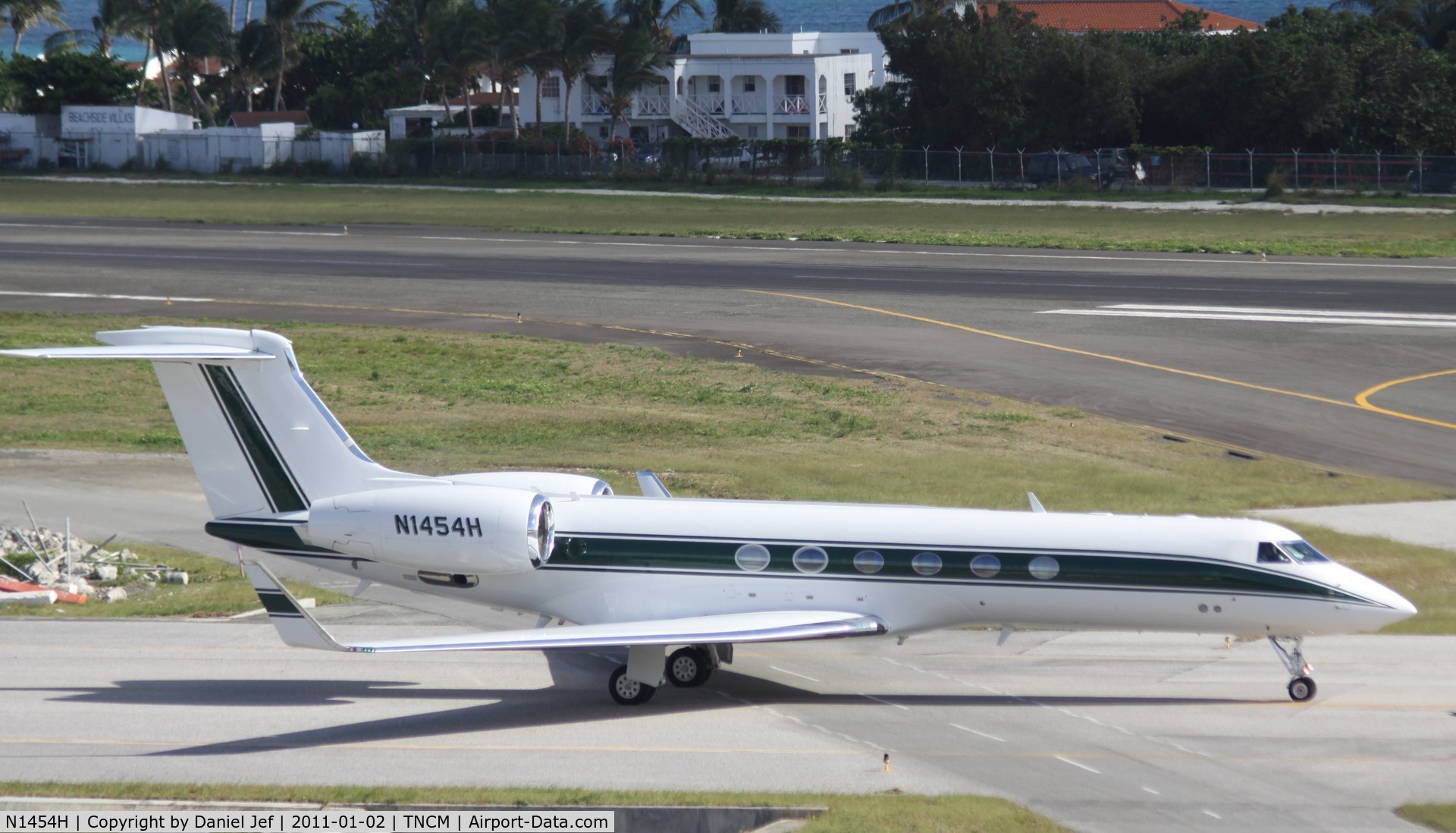 N1454H, 2000 Gulfstream Aerospace G-V C/N 619, N1454H taxing for take off at TNCM