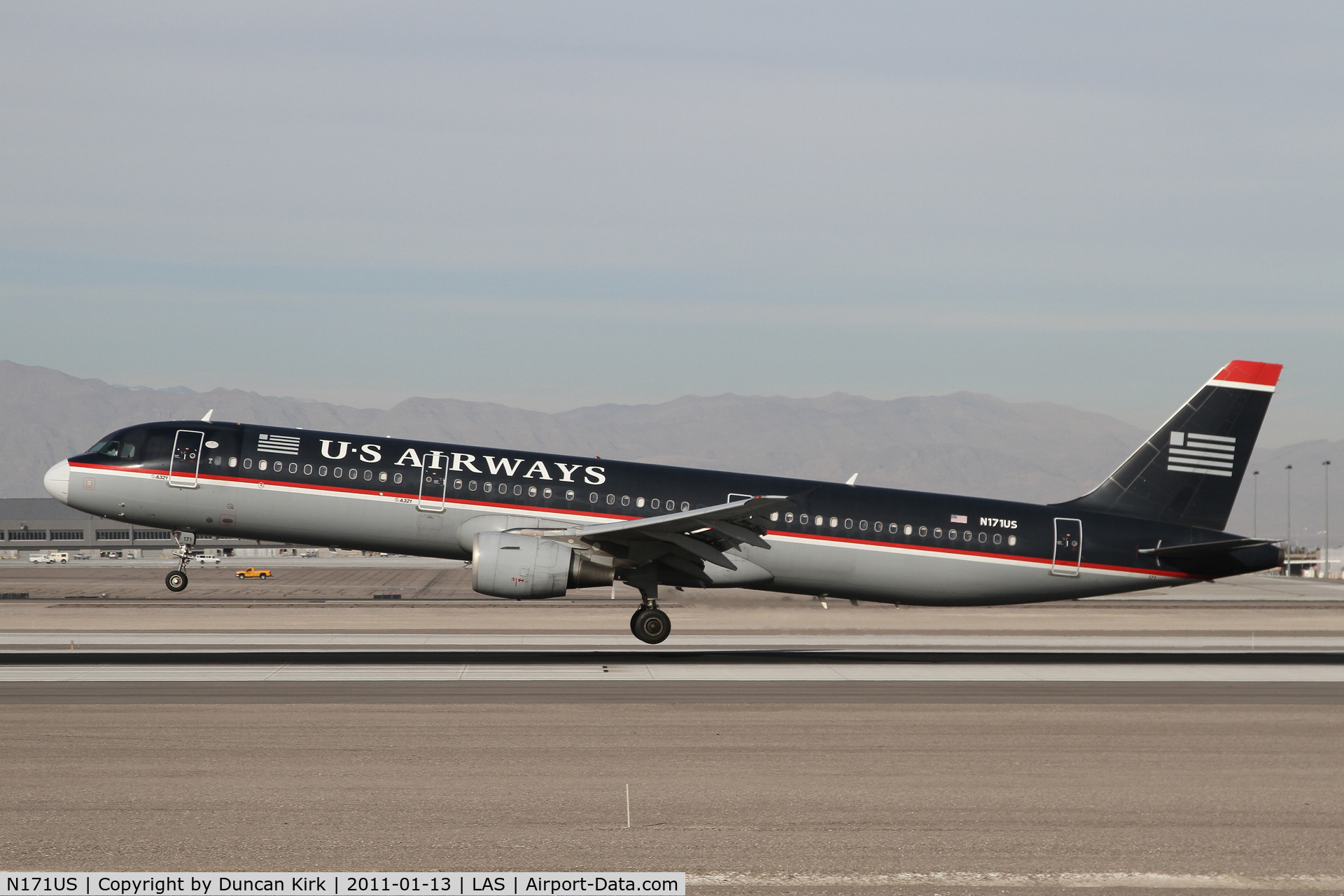 N171US, 2001 Airbus A321-211 C/N 1465, The black scheme is slowly disappearing