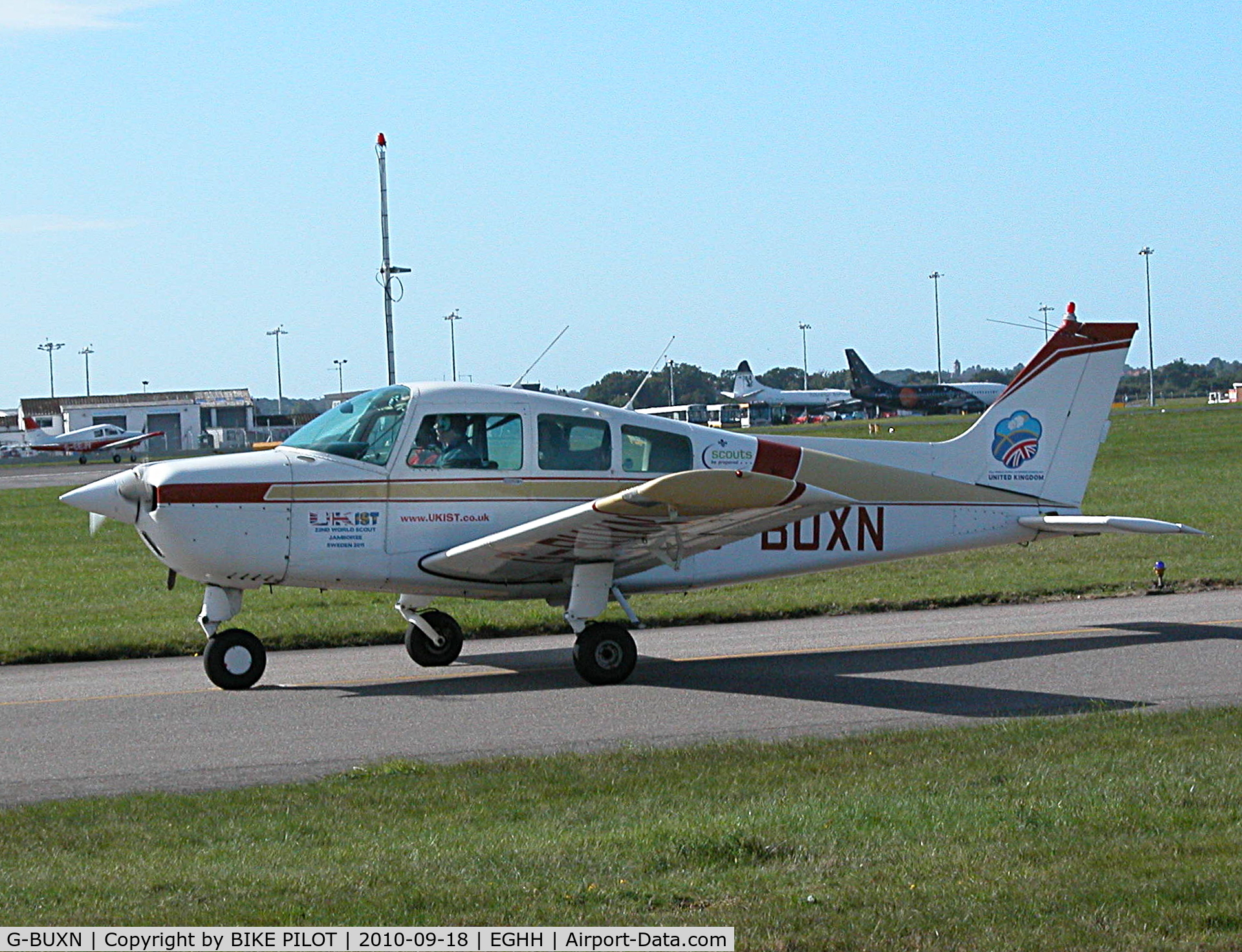 G-BUXN, 1976 Beech C23 Sundowner 180 Sundowner 180 C/N M-1752, Taxying past the Flying Club