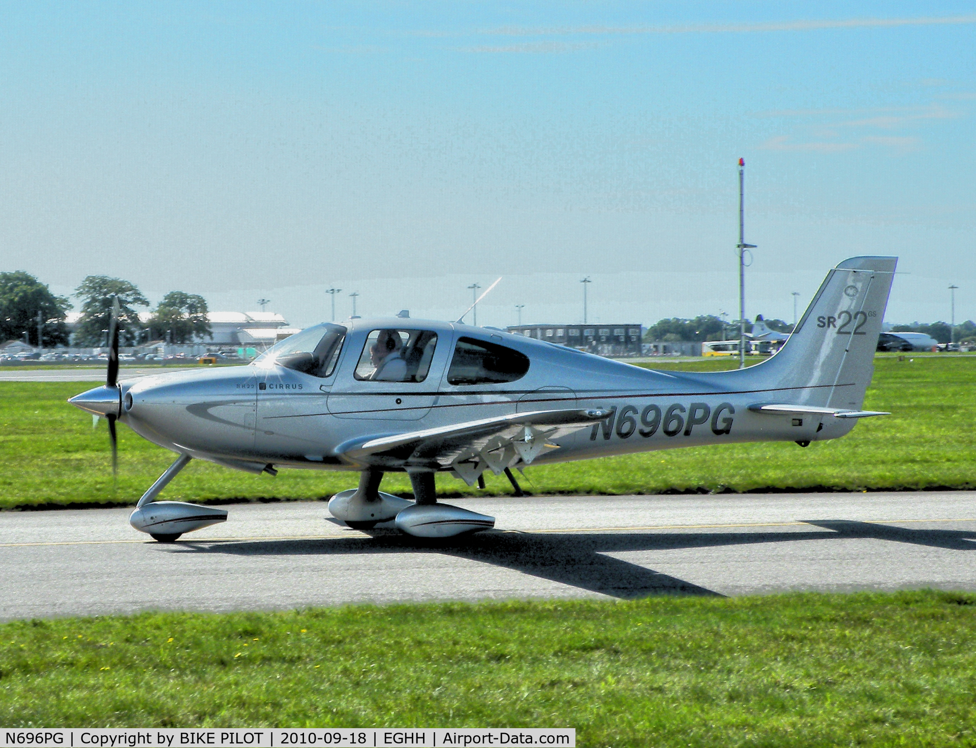N696PG, Cirrus SR22 GS C/N 3606, Taxying past the Flying Club