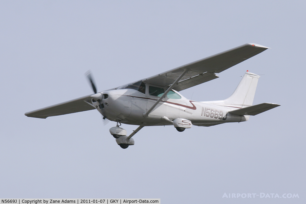 N5669J, 1974 Cessna 182P Skylane C/N 18263486, Landing at Arlington Municipal Airport