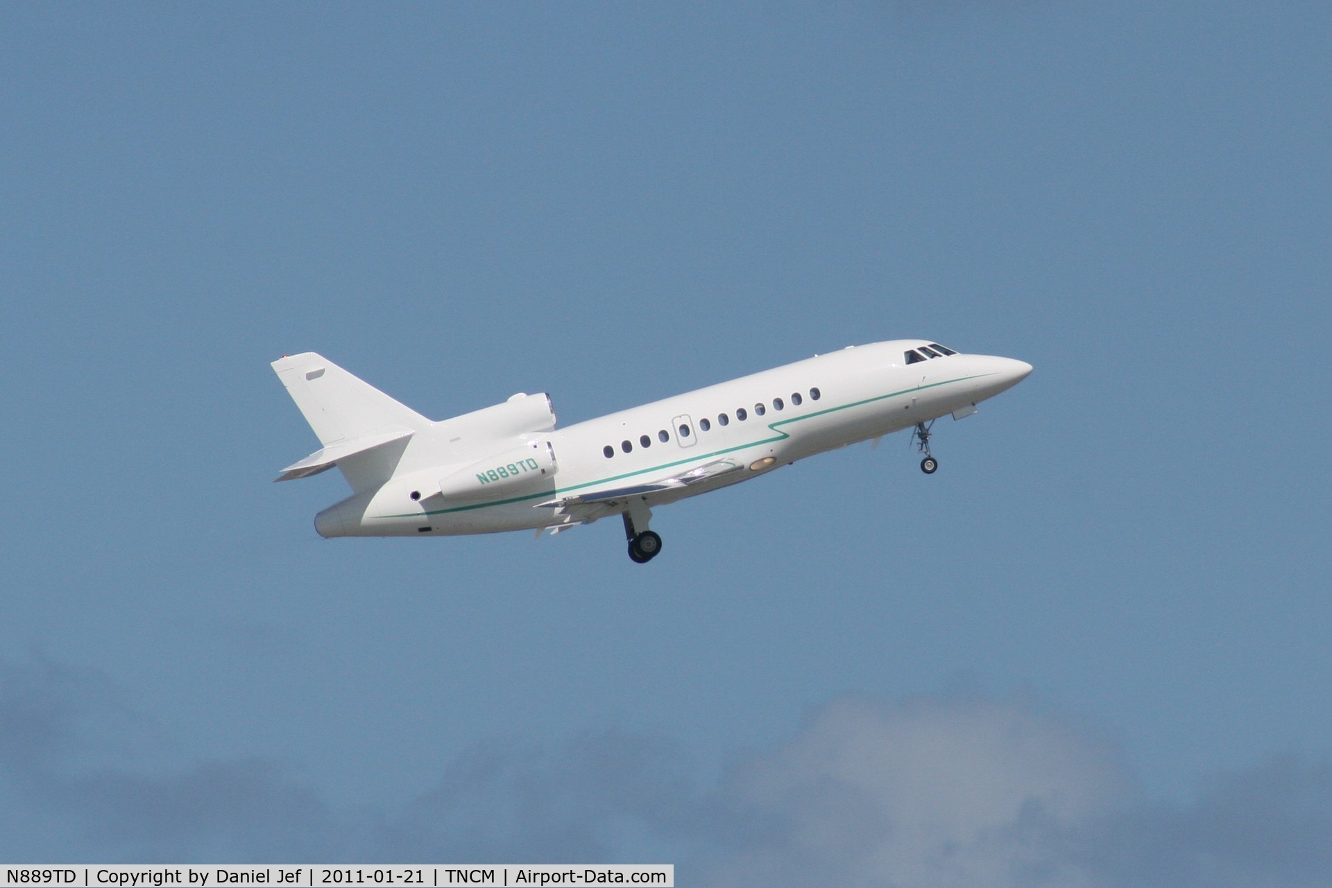 N889TD, 1990 Dassault Falcon 900 C/N 94, N889TD departing TNCM runway 10