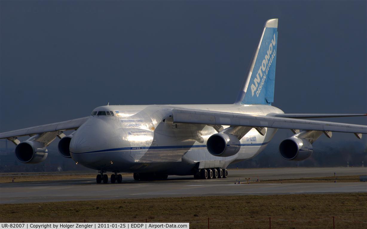 UR-82007, 1988 Antonov An-124-100 Ruslan C/N 19530501005, Big Baby turns in to rwy 26L.