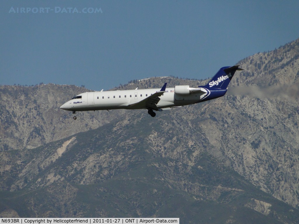 N693BR, 2003 Bombardier CRJ-200ER (CL-600-2B19) C/N 7761, Sky West on final to runway 26R