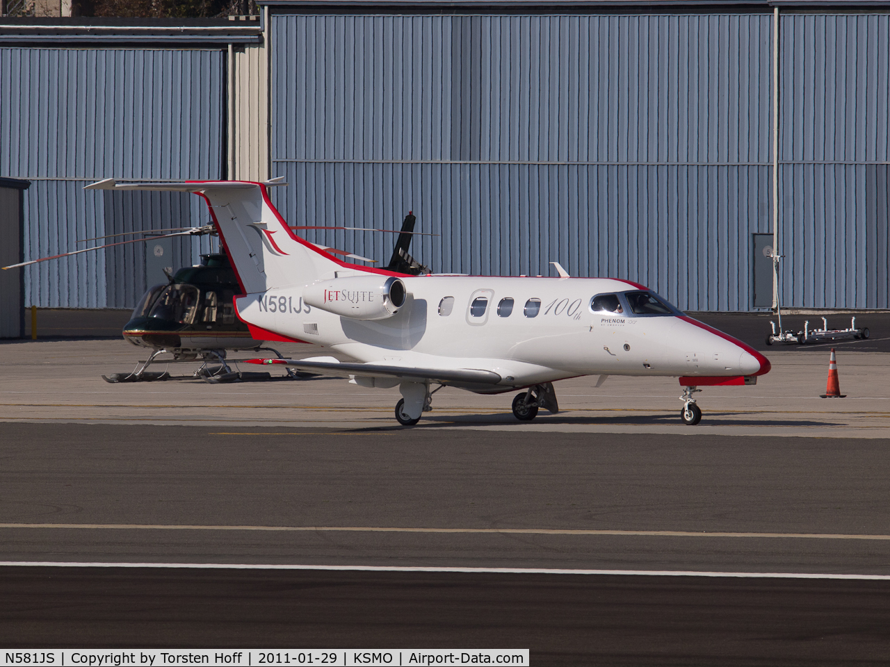 N581JS, 2009 Embraer EMB-500 Phenom 100 C/N 50000110, N581JS taxiing