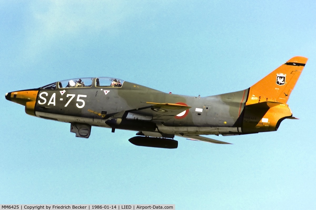 MM6425, Fiat G-91T/1 C/N 106, take off from Decimomannu