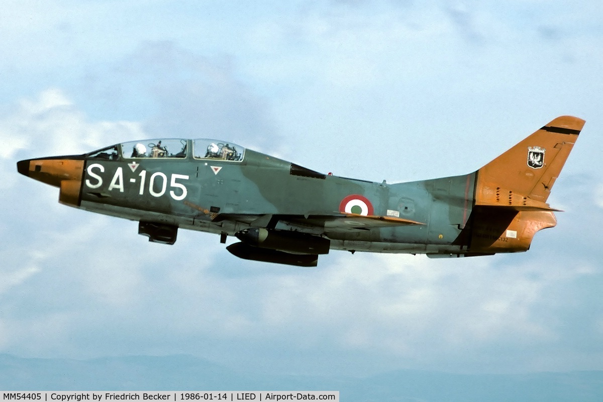 MM54405, Fiat G-91T/1 C/N 132, take off from Decimomannu