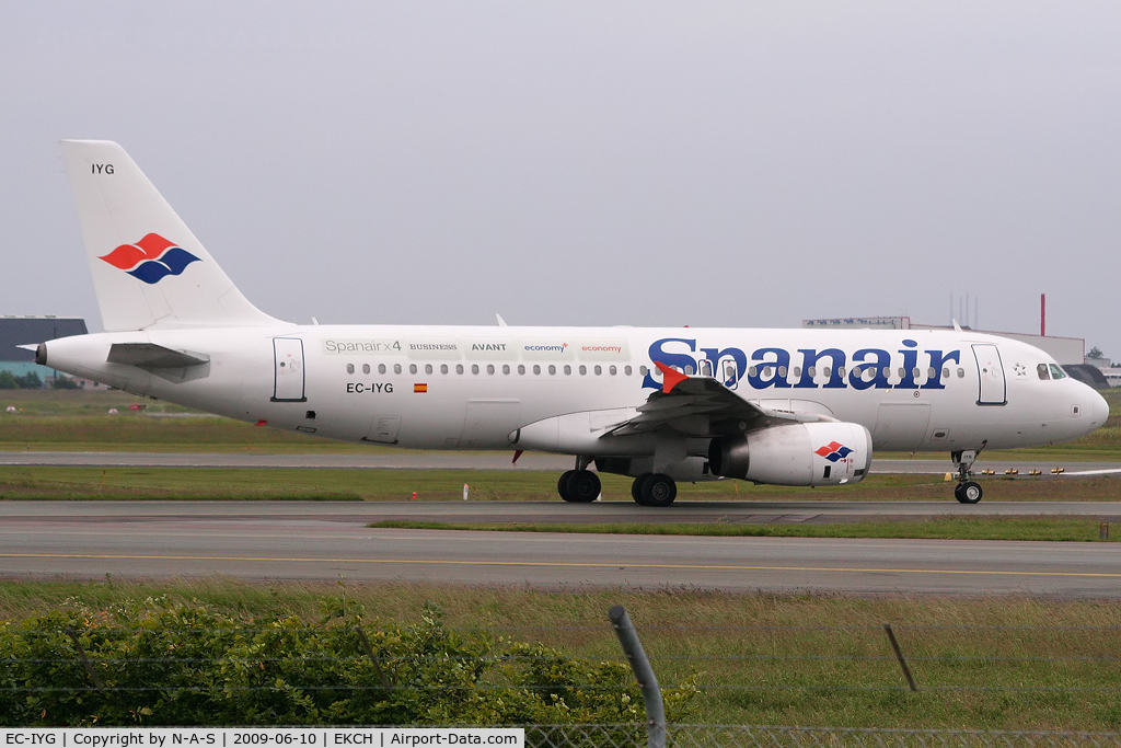 EC-IYG, 2004 Airbus A320-232 C/N 2210, Heading for the runway