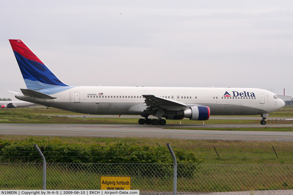N198DN, 1998 Boeing 767-332 C/N 28455, Heading for departure
