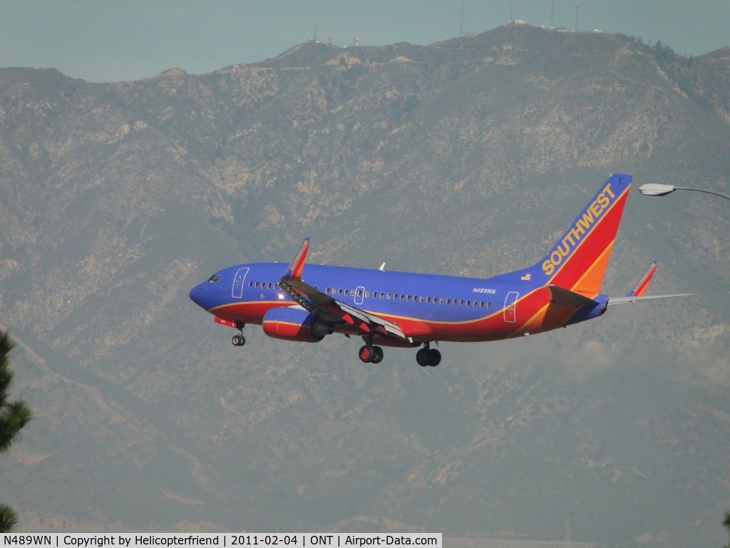 N489WN, 2004 Boeing 737-7H4 C/N 33855, Over the outer fence for runway 26R