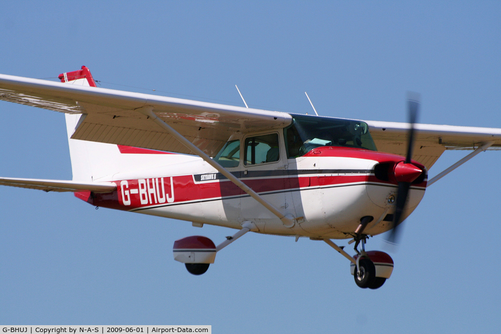 G-BHUJ, 1979 Cessna 172N Skyhawk II C/N 172-71932, Arriving at Northrepps, UK. My ride for the day