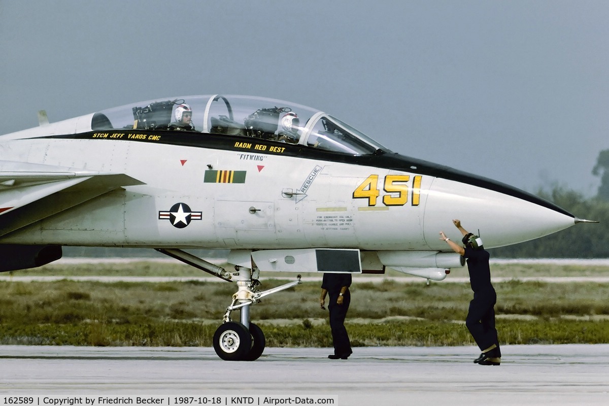 162589, Grumman F-14A Tomcat C/N 511, coming to halt