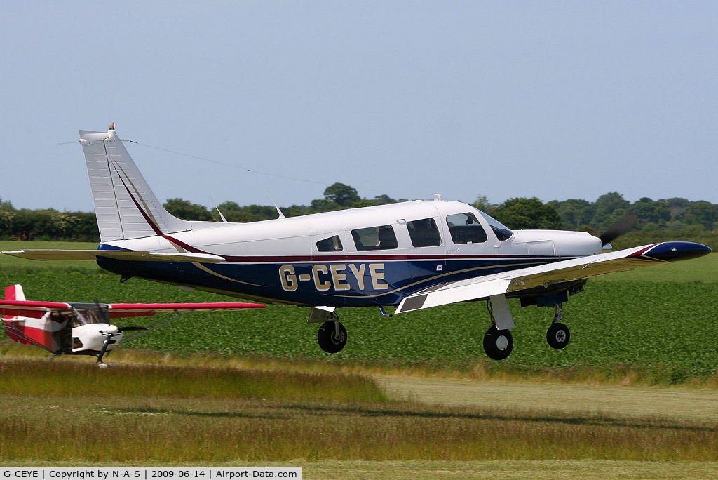 G-CEYE, 1977 Piper PA-32R-300 Cherokee Lance C/N 32R-7780533, Landing at Northrepps, UK
