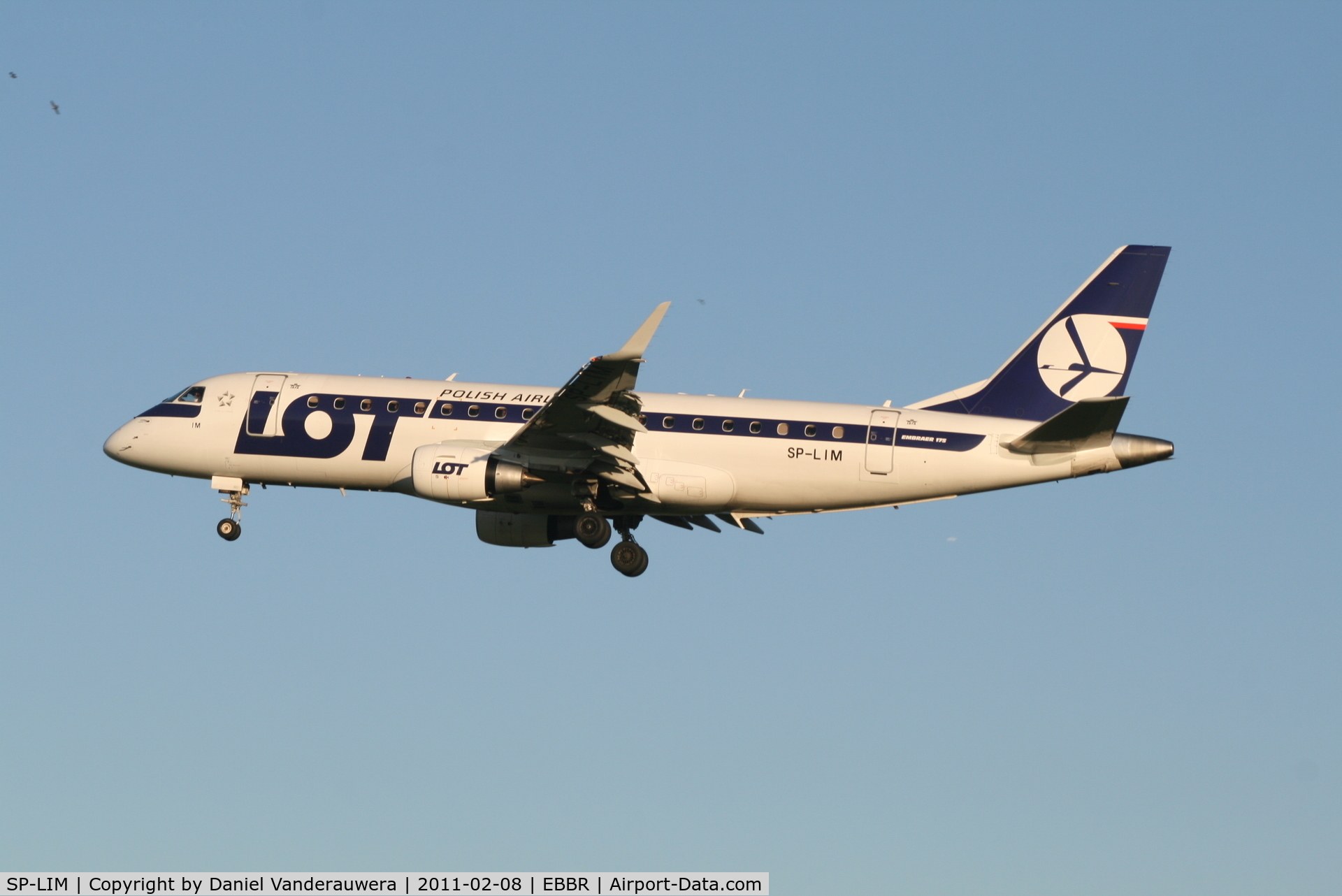 SP-LIM, 2010 Embraer 175LR (ERJ-170-200LR) C/N 17000311, Flight LO235 is descending to RWY 25L