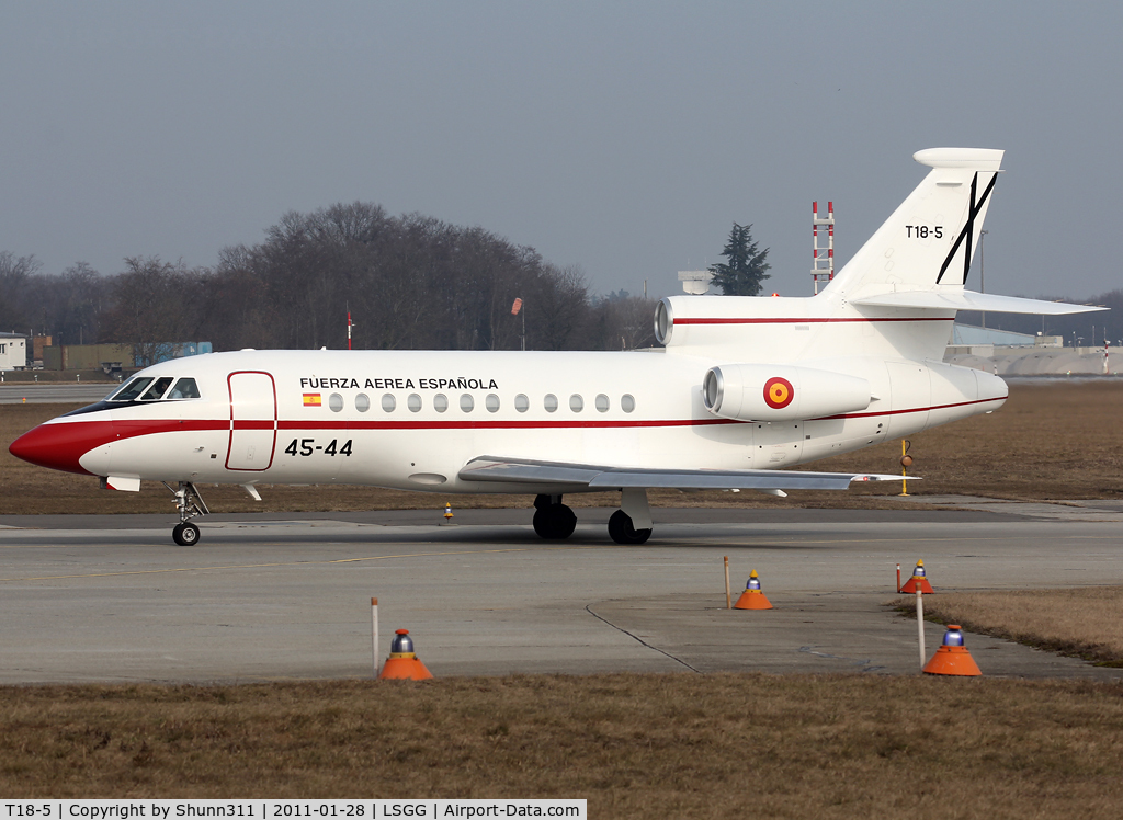 T18-5, 1989 Dassault Falcon 900 C/N 73, Lining up rwy 05 for departure to ZRH... Participant of the WEF 2011