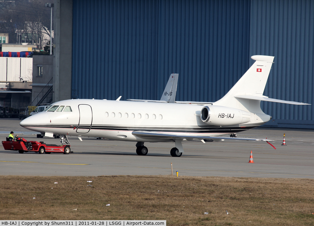 HB-IAJ, 2003 Dassault Falcon 2000EX C/N 3, Tracted after maintenance...