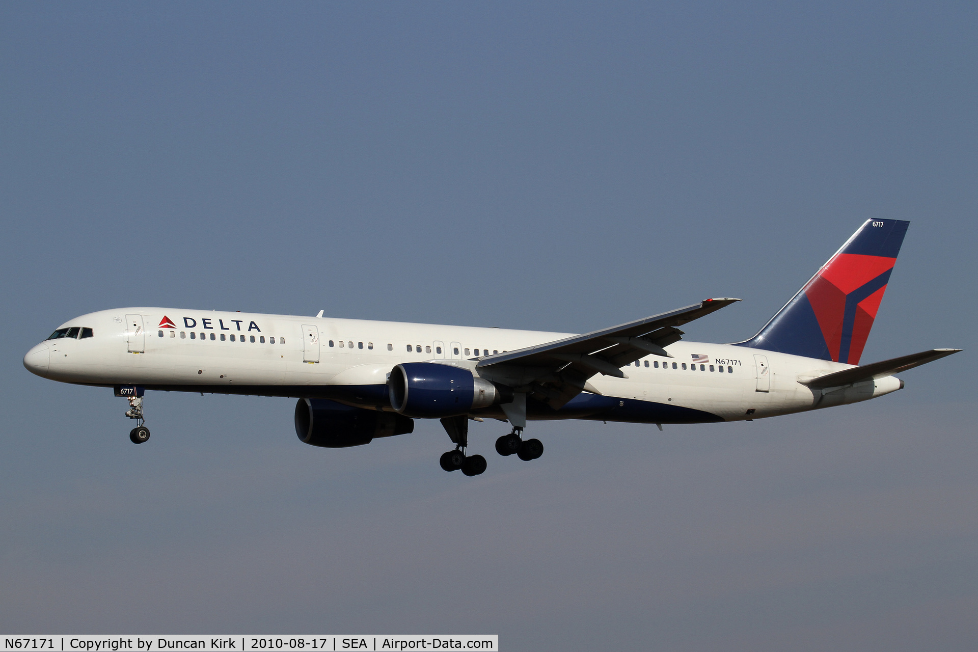 N67171, 2001 Boeing 757-232 C/N 30839, Landing on 34L