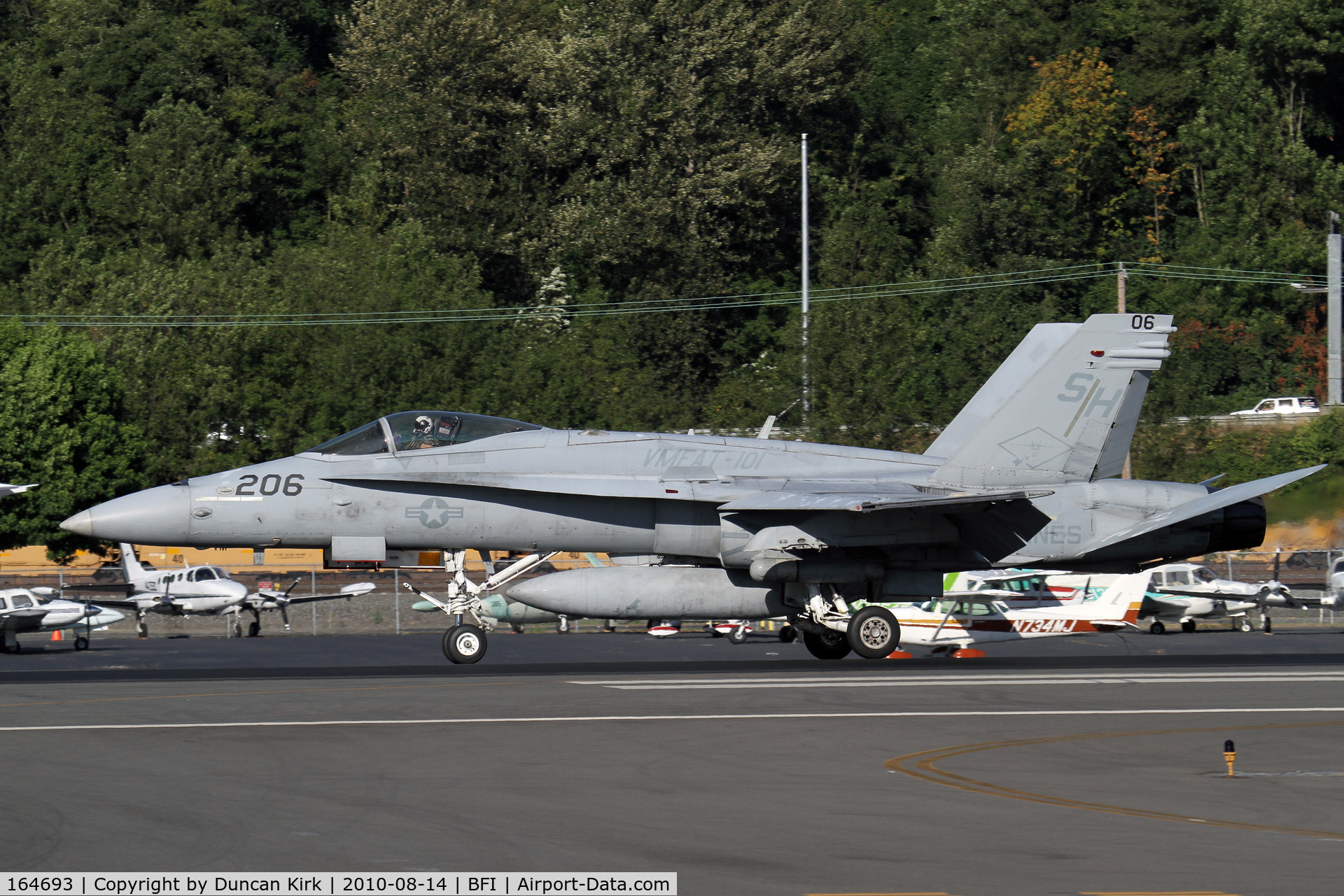 164693, McDonnell Douglas F/A-18C Hornet C/N 1127, Landing at BFI