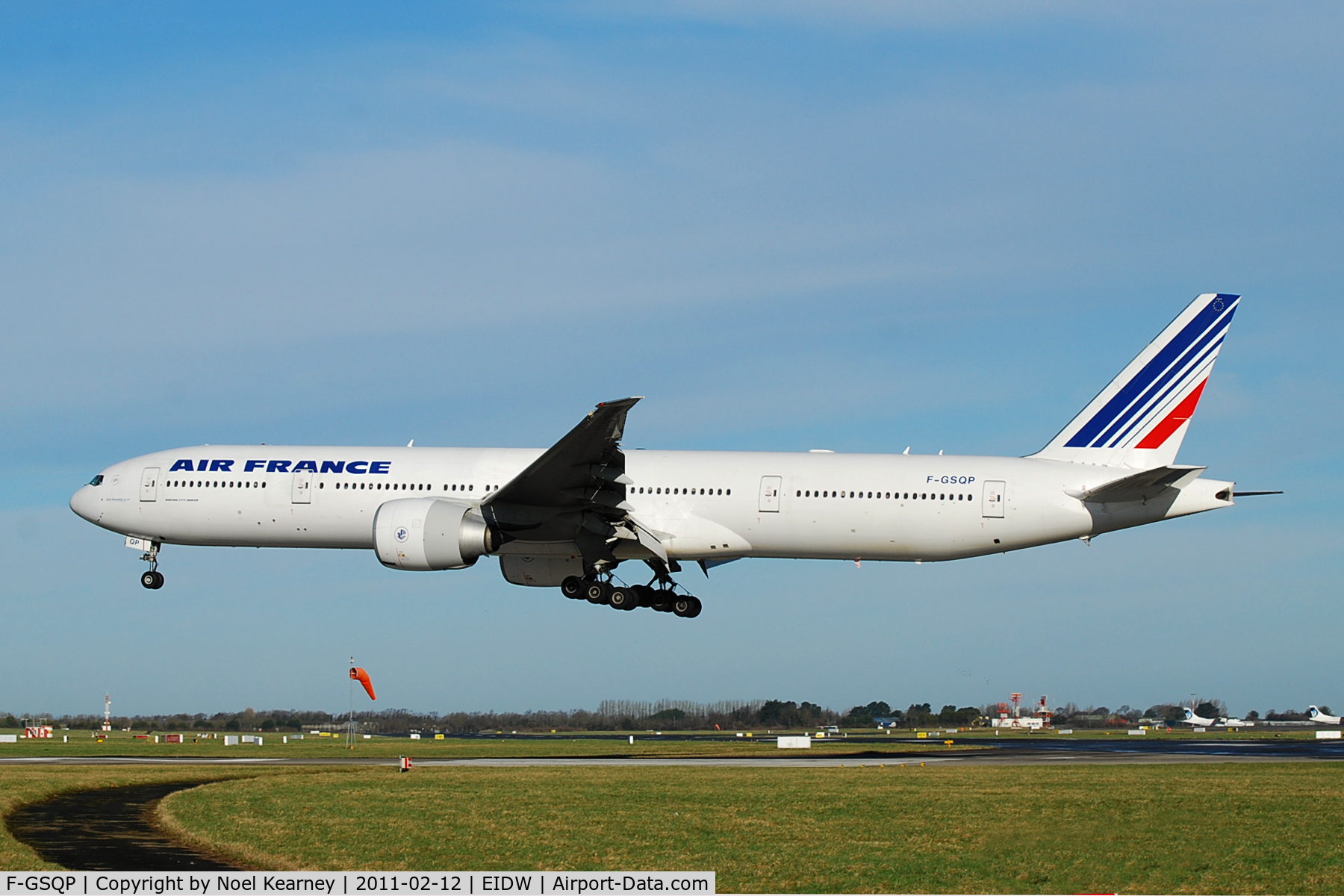 F-GSQP, 2006 Boeing 777-328/ER C/N 35676, Landing Rwy 28 (French Rugby charter)