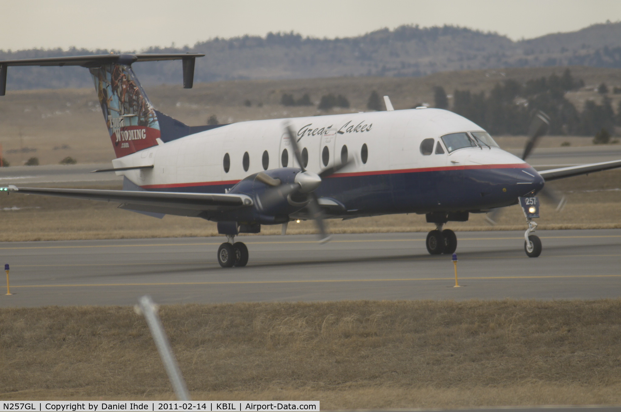 N257GL, 1996 Beech 1900D C/N UE-257, Great Lakes Beech 1900 taxi's to runway 28R at Billings Logan
